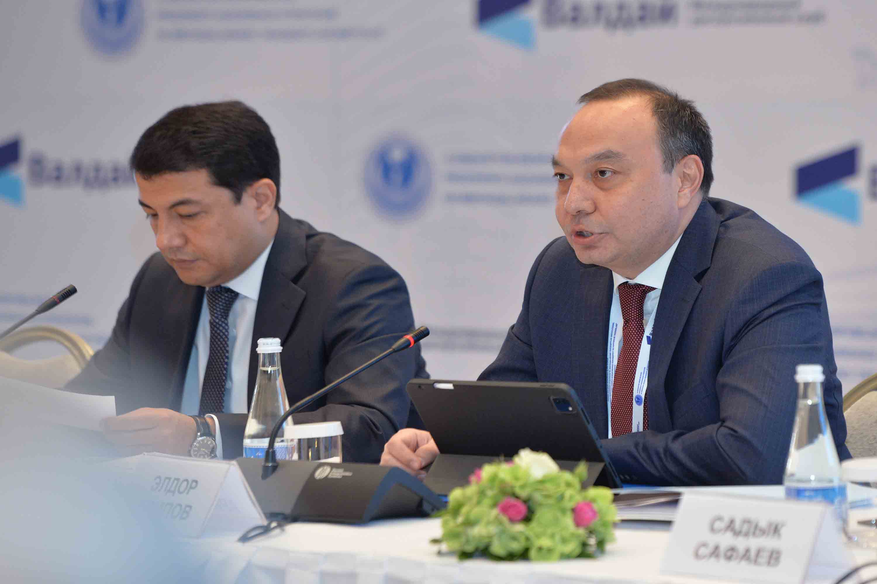 Алды в жопу